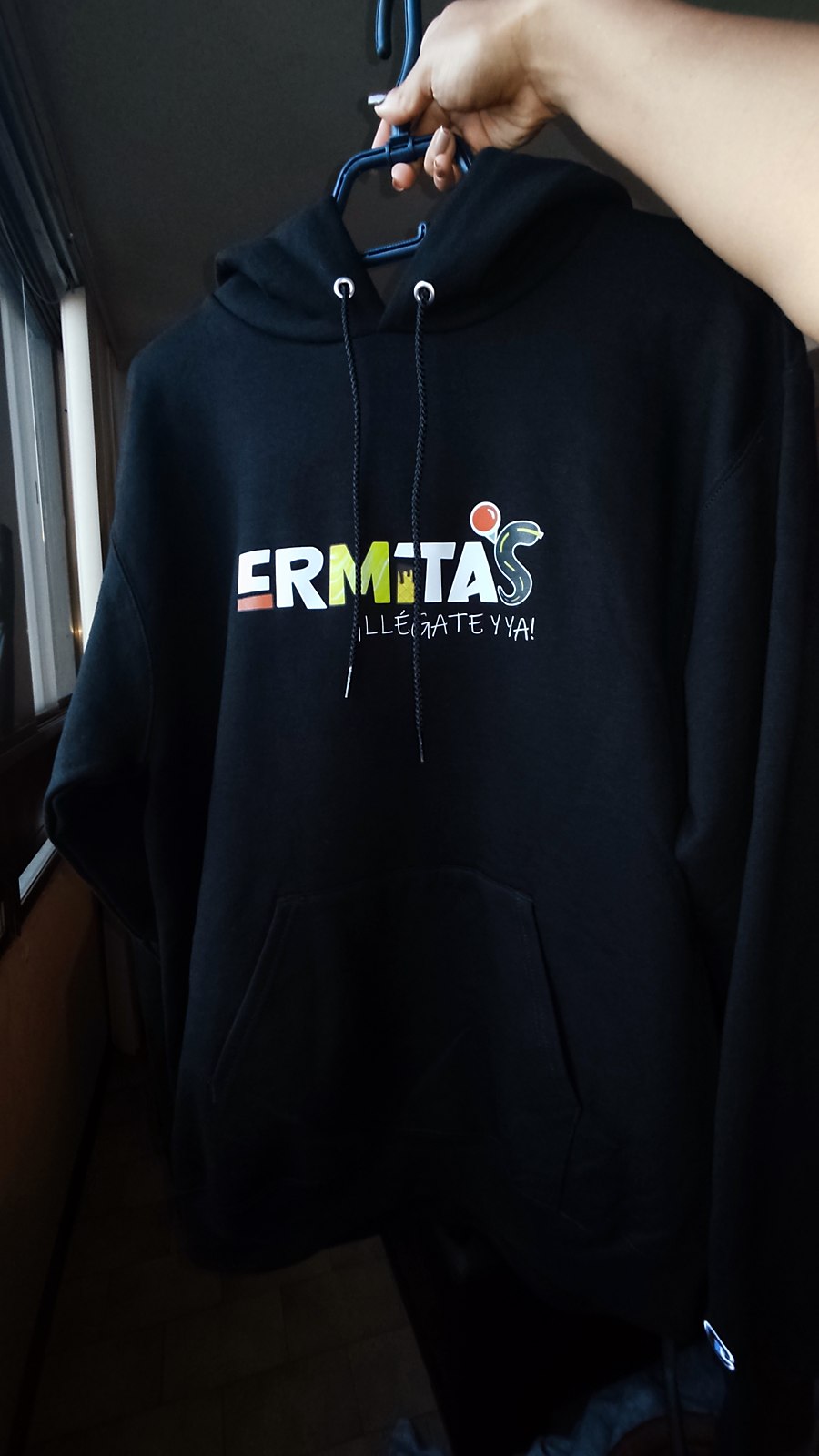 Hoodie negro con estampado DTF
