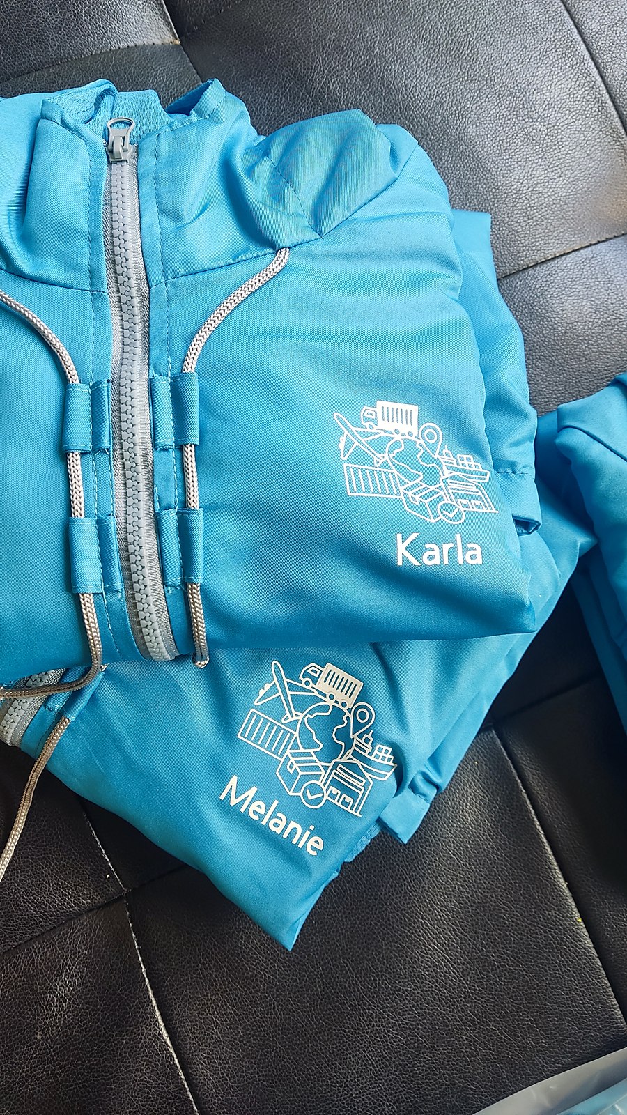 Chaquetas turquesa con estampado DTF personalizado con nombres