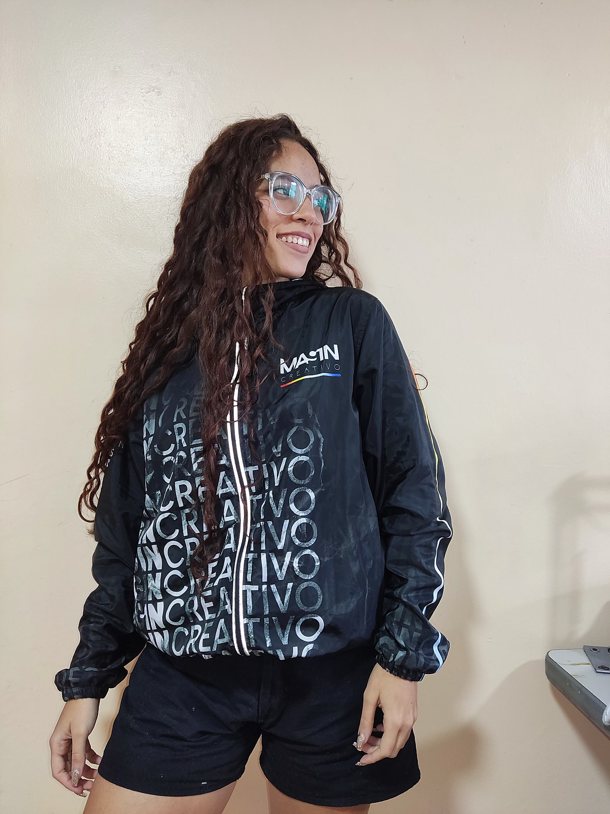Chaqueta rompevientos con branding Magin Creativo