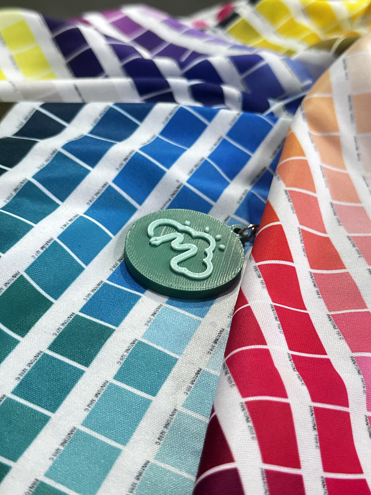 Muestrario de telas a color para sublimación con dije de Magin Creativo